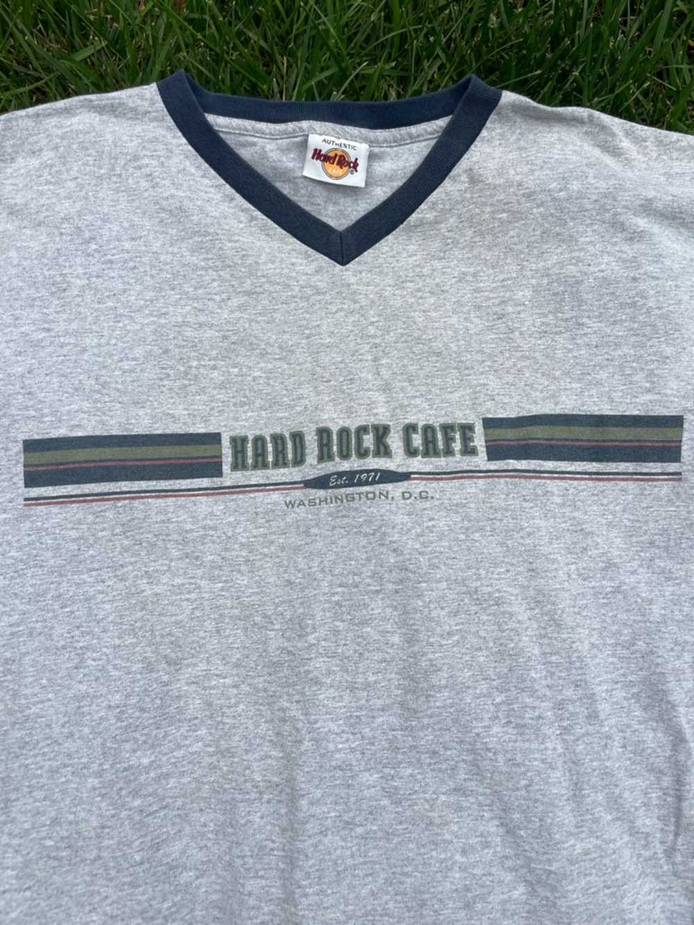 90’s Retro Oversized Contrast Collar V-Neck Logo Tee - Men’s XL - Picture 5 of 5